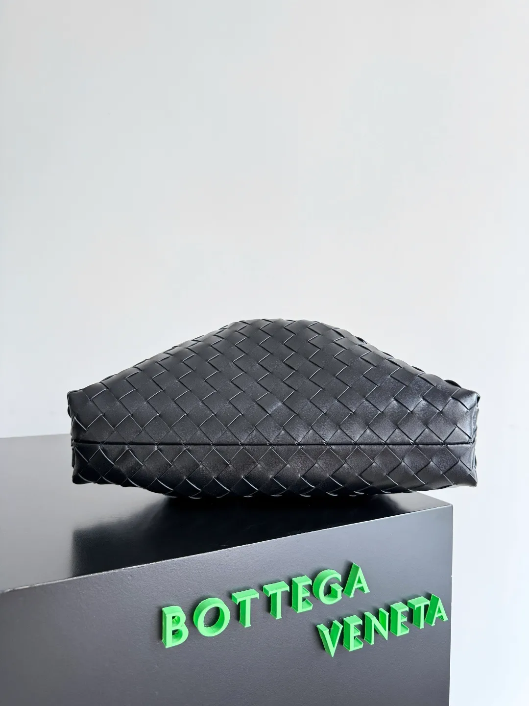 Batch 1680 BOTTEGA VENETA 2025 new women's Dustbag Notte clutch. Dustbag, which has been very popular since its launch, has a chain clause! ! The hand-carrying method is reminiscent of the classic bag type Pouch , light and elegant, the reserved drawstring design allows the bag to be used as an armpit bag, and the chain is longer, which is very suitable for sisters who like to free their hands and carry cross-body backpacks. No matter which way you carry it, you can change the back according to the occasion and your mood that day. It can make the overall outfit more fashionable🪄🪄The body of the bag has also been widened. It is the rainy season and the weather is hot. The bag can easily accommodate a small umbrella and water bottle. The lining is made of nylon, which is light and comfortable to carry, and is very suitable for summer use. Style number: 839394 Size: 33*19*8cm
